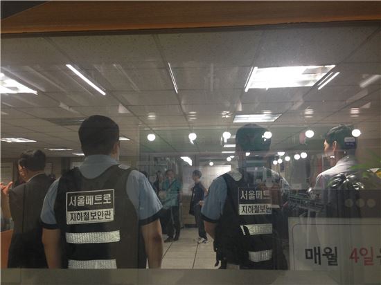 ▲지하철 2호선 구의역 역무실 안에서 서울메트로 관계자들이 사고 원인을 밝히기 위한 조사를 진행하고 있다. (출처=기하영 수습기자)