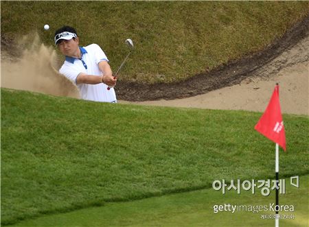 양용은이 BMW PGA챔피언십 셋째날 18번홀에서 벙커 샷을 하고 있다. 잉글랜드=Getty images/멀티비츠 