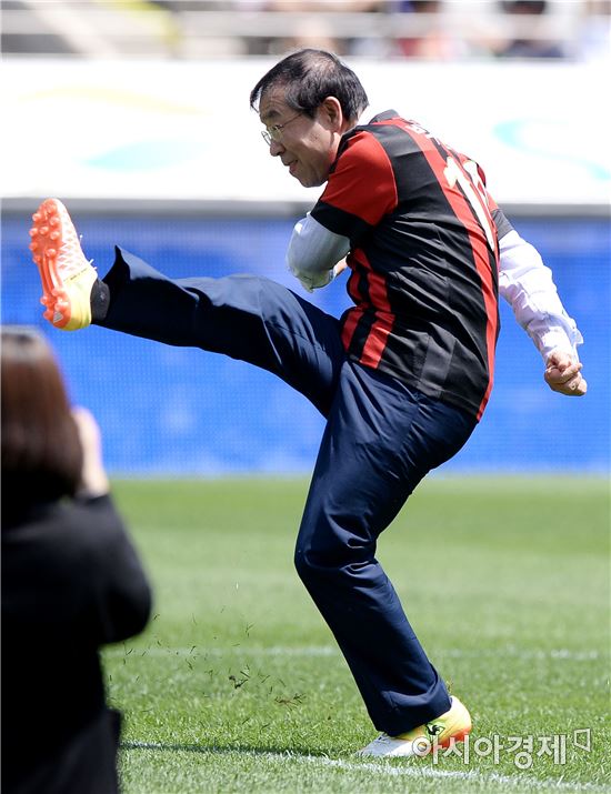 [포토]프로축구 서울-전남 경기 시축하는 박원순 시장