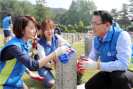 신한은행, 국립현충원 자원봉사 실시
