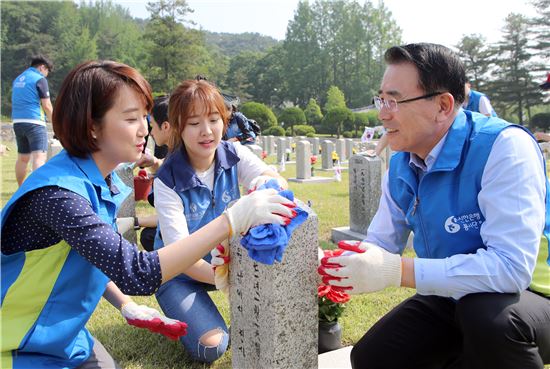 28일 서울 동작구 국립현충원에서 진행된 자원봉사에서 조용병 신한은행장(맨 오른쪽)과 서초본부 소속 직원들이 순국선열의 묘비를 닦고 있다. (사진 : 신한은행)