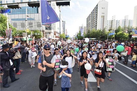 고양행주문화제의 하이라이트인 시민퍼레이드에 참석한 시민들이 거리를 걷고 있다.