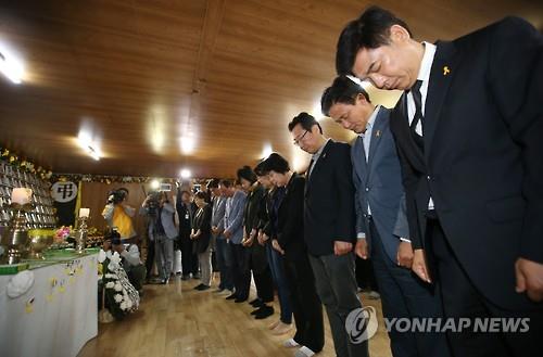 팽목항 찾은 더불어민주당 초선 의원들. 사진=연합뉴스