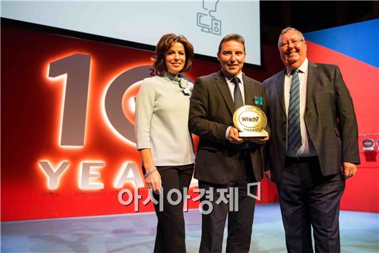 ▲로버트 킹 삼성전자 영국법인 임원(가운데)가 '올해의 최고 브랜드' 상을 수상하고 있다.(제공=삼성전자)