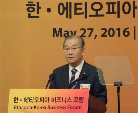 김인호 한국무역협회 회장이 27일(현지시간) 오후 에티오피아의 수도 아디스아바바에서 열린 '한-에티오피아 비즈니스 포럼'에서 환영사를 하고 있다. 

