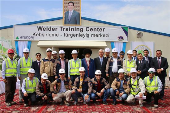 투르크메니스탄 용접기술교육센터 개소식에 현대엔지니어링 관계자 등이 기념촬영을 하고 있다.