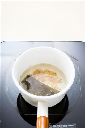 1. 냄비에 물 1컵+1/2컵과 다시마를 넣어 끓이다가 국물이 끓으면 가츠오부시를 넣고 불을 끈다. 10분 정도 지나면 체에 걸러 간장, 맛술, 청주, 설탕을 넣고 끓여 국물을 만든다. 
