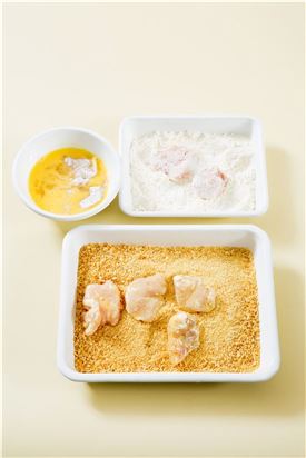 3. 닭 가슴살에 밀가루, 달걀물, 구운 빵가루순으로 옷을 입힌다.
