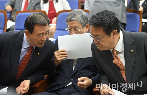[포토]머리맞댄 정진석·김희옥·홍문표