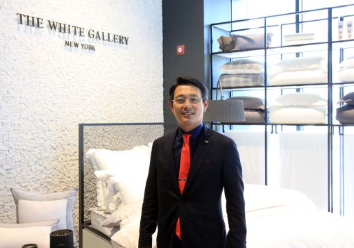 이영규 웰크론그룹 회장이 30일 세사에디션 매장 내 새롭게 런칭한 브랜드 '더 화이트 갤러리'를 소개하고 있다. 