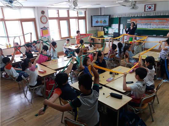 수원시 정자초등학교 학생들이 '찾아가는 식생활교육' 수업을 받고 있다.