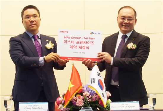 정순민 MPK그룹 대표(사진 왼쪽)와 도오레이 꿘 타이탐 회장(오른쪽)이 30일 코트라 국제회의실에서 베트남 진출을 위한 MF계약을 체결했다.