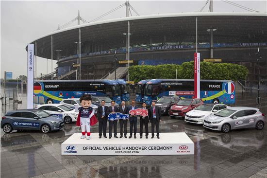 30일(현지시간) 프랑스 생드니 경기장에서 열린 유럽축구선수권대회 '유로2016' 후원 공식차량 전달식에서 현대기아차 임원들과 유럽축구연맹 관계자들이 기념촬영을 하고 있다.

