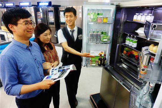 롯데하이마트 대치점에서 고객들이 양문형 4도어 냉장고를 둘러보고 있다. 

