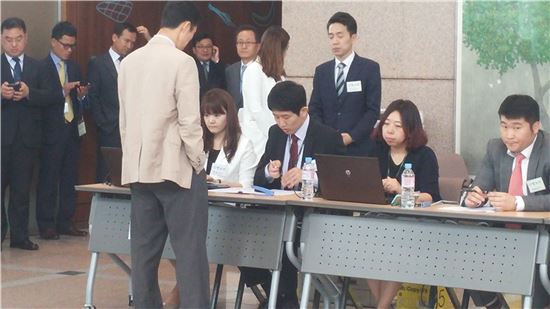 현대상선 사채권자 집회를 연 31일 서울 종로구 연지동 본사에서 한 사채권자가 집회 참석을 위해 본인확인을 하고 있다. 
