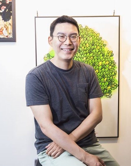 이홍진 대표가 서울 마포구 와우산로 23에 위치한 '바로그림' 갤러리에서 포즈를 취하고 있다.