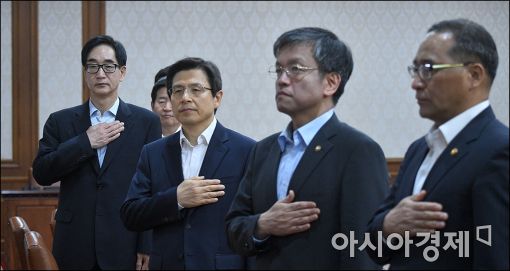 [포토]황교안 총리, 국무회의 참석