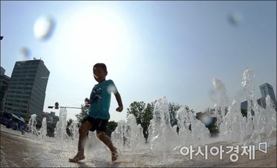 [오늘날씨] '단오' 한여름 더위에 오존농도 '나쁨'…남부지방은 흐리고 일부 지역 소나기  