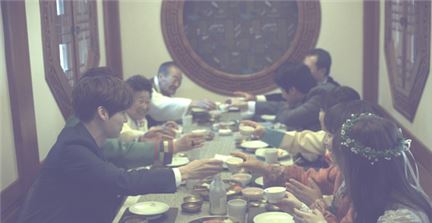 안재현-구혜선 부부, 가족 결혼 축하연 공개 ‘달달한 비주얼 커플’ 