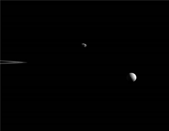 ▲왼쪽의 토성 고리를 배경으로 위성인 야누스와 미마스(맨 오른쪽)가 보인다.[사진제공=NASA]