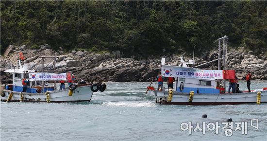 진도군은  1일 조도 대마도 현장에서 진도군 과 중국 장자도 그룹 임직원, 조도 대마도 주민들이 참여한 가운데 대마도 해역에서 해삼 씨 뿌림 행사를 가졌다.
