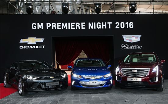 한국GM은 1일 부산에서 GM 프리미어 나이트 행사를 개최해 쉐보레와 캐딜락 제품을 공개했다. 이날 공개한 쉐보레 신형 카마로 SS(왼쪽부터), 2세대 볼트, 캐딜락 XT5.
