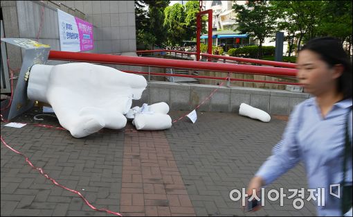 [포토]부서진 홍대 앞 일베 조각상