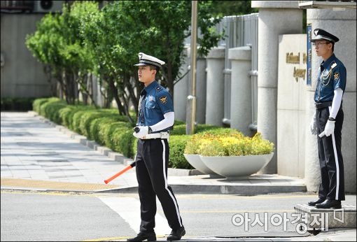 [포토]청록색 근무복 입은 의무경찰