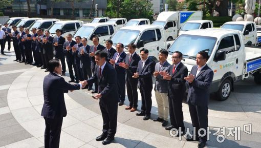 [포토]농산물 순회수집차량 전달식 