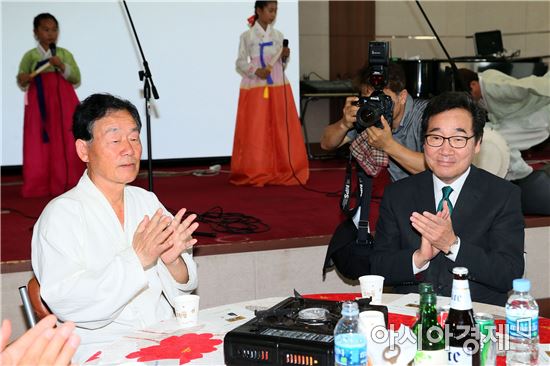 [포토]이낙연 전남도지사, 한강 작가 맨부커상 수상 축하연  참석