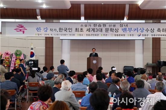 [포토]이낙연 전남도지사, 한강 작가 맨부커상 수상 축하연  참석