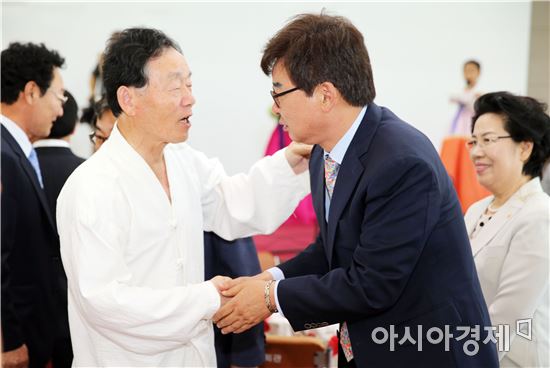 소설가 한강 아버지 한승원, 감동의 축하잔치 열어