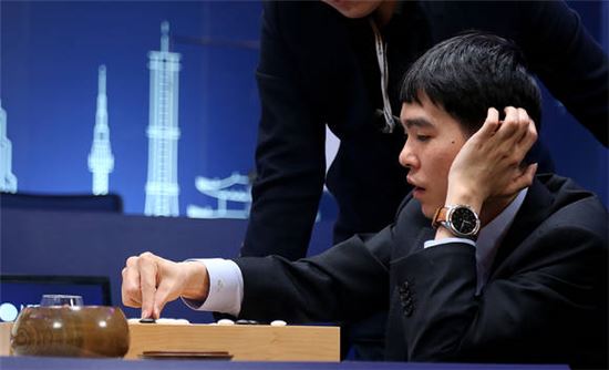 LG '이세돌 시계', 출시 3주만에 단종?…직원의 착오?