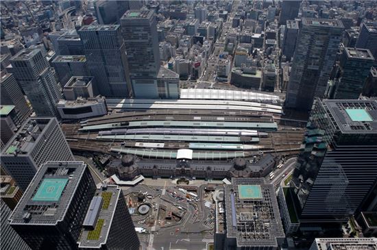 일본 도쿄(東京)역 주변의 많은 고층 빌딩에 헬기 이착륙장이 설치돼 있다. 지진ㆍ화재 같은 재난에 대비해 마련된 것이지만 전문가들은 재난 발생시 소방관 출동 및 시민 소개에서 헬리패드를 이용한다는 것은 비효율적이라고 지적해왔다(사진=블룸버그뉴스).