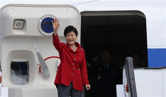 박근혜 대통령이 1일 오전(현지시간) 케냐 나이로비 조모 케냐타 국제공항에서 프랑스 파리로 이동하기 위해 전용기에 오르고 있다.(사진제공 : 청와대) 