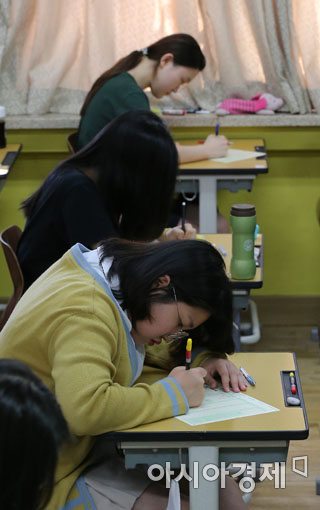 [포토]'한 글자 한 글자 정성을 다해'