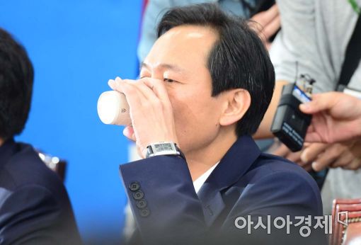 [포토]목 타는 우상호 더불어민주당 원내대표 