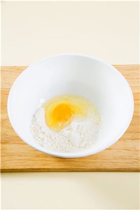 2. 볼에 밀가루, 소금, 후춧가루, 달걀, 물 1/4컵을 넣고 멍울지지 않게 잘 섞는다.
