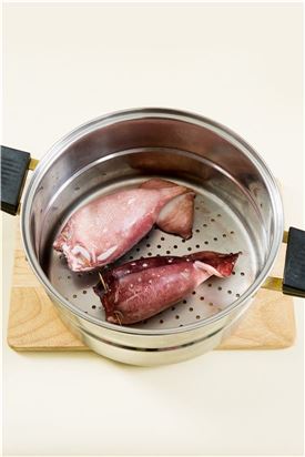 5. 김이 오른 찜통에 오징어를 넣고 20분 정도 쪄서 1cm 두께로 썰어 그릇에 담는다. 

