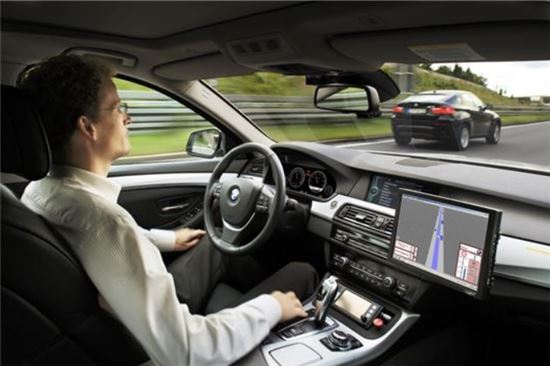 BMW가 최근 출시한 750Lix에는 앞차와의 거리를 자동으로 조절해주는 액티브 크루즈 컨트롤(ACC), 운전대를 잡지 않아도 차선을 유지해주는 레인 키핑 어시스턴트 등이 적용됐다.