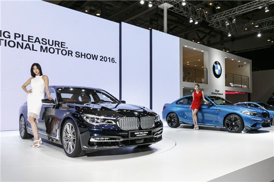BMW코리아는 '2016 부산모터쇼'에서 BMW 자동차 16종, 모터사이클 4종 등 총 20가지 모델을 내놨다.