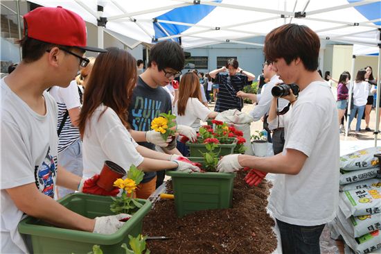 가천대 텃밭가꾸기에 참여한 학생들이 열심히 꽃 등을 심고 있다.