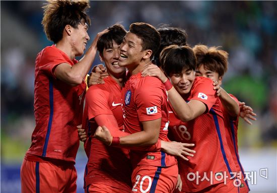 [포토]선제골 기쁨 나누는 올림픽축구대표팀