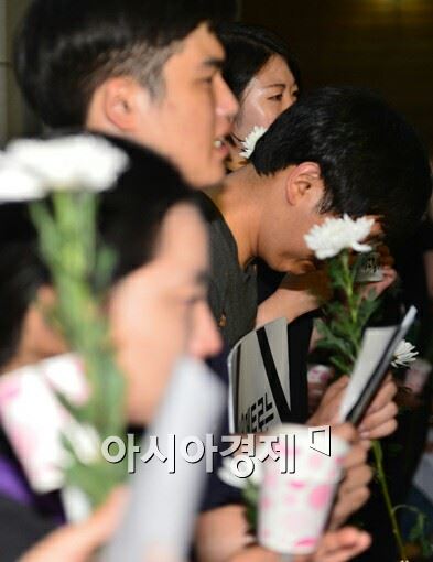 [구의역 추모행진]"눈물로 가득찬 김군의 장례식장…마지막은 외롭지 않길"