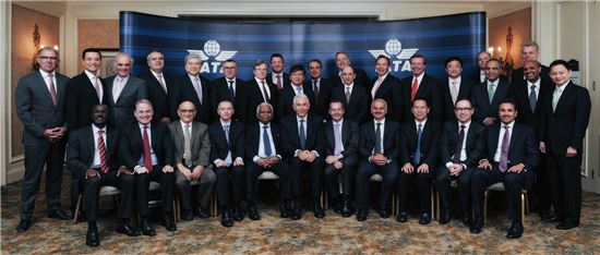 국제항공운송협회(IATA) 집행위원회 회의를 마치고 조양호 회장(뒷줄 왼쪽에서 다섯번째)을 비롯한 위원들이 기념사진을 찍고 있다. 
