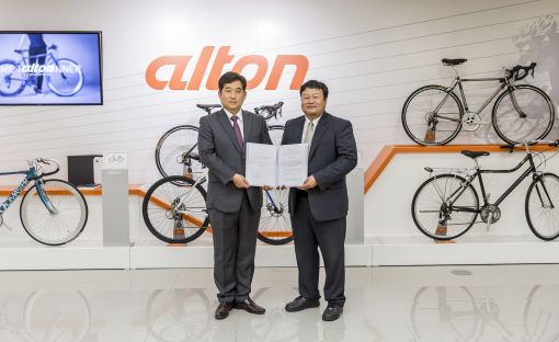 김신성 알톤스포츠 대표(왼쪽)와 박동현 하이코어 대표가 투자 협약을 맺고 기념촬영을 하고 있다.