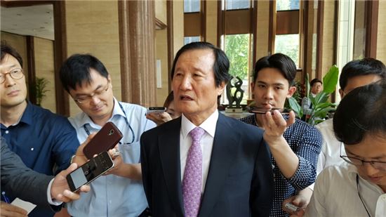 윤증현 전 장관 "정부, 조선 구조조정 전략전술 틀렸다" 작심 비판 