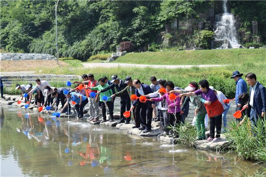 전남 화순군(군수 구충곤)가 세계 환경의 날을 맞아 지난 2일 화순읍 화순천 일원에서 환경의 날 행사를 성황리에 개최했다.