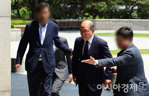 [포토]검찰 출석하는 이철우 전 롯데마트 대표 