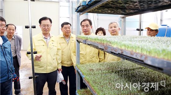 본격적인 영농철을 맞아 해남군이 읍면 농업 현장 등을 찾아 발로뛰는 행정을 펼치고 있다.   
